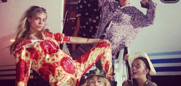 FindSimilarFash's tweet image. If anyone could make a pepperoni pizza onesie stylish it's @Caradelevingne ! #fbloggers #fashion