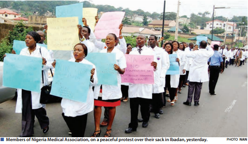 MedicalworldNig's tweet photo. Members of NMA on a Peaceful Protest over their sack in Ibadan, yesterday @nmanigeria #nmastrike http://t.co/qenWPk2qnH