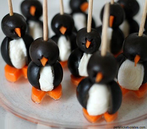 DeMozzarellaBar's tweet photo. Als je olijven, penen en #mozzarella samenvoegt, krijg je deze smakelijke pinguïns http://t.co/A5isHsEg9X