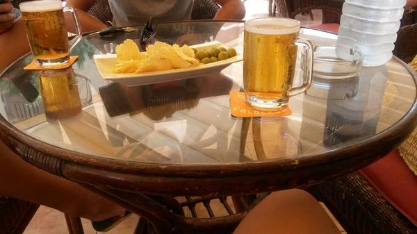 _viicky93's tweet photo. Después de un ratico de playa un buen aperitivo @Cristian2618 http://t.co/IlEJFdDoUx