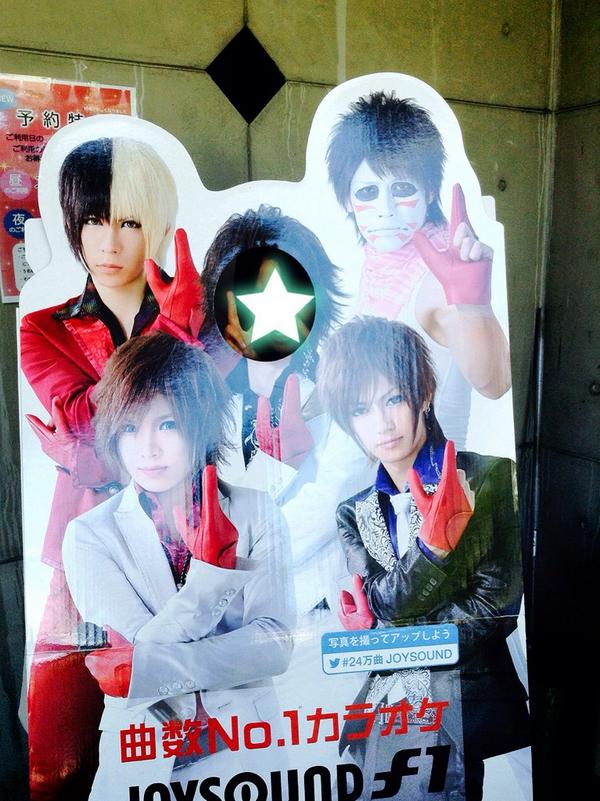 abc_gk's tweet photo. @yutakya_n 
キャンさんみて〜‼︎
カラオケ行ったらあって、テンション上がった( ´ ▽ ` )ﾉ
カラオケの中もポスターいっぱいで( ´ ▽ ` )ﾉ
てかこれなにポーズ⁇笑 http://t.co/H0mbyVG0mD