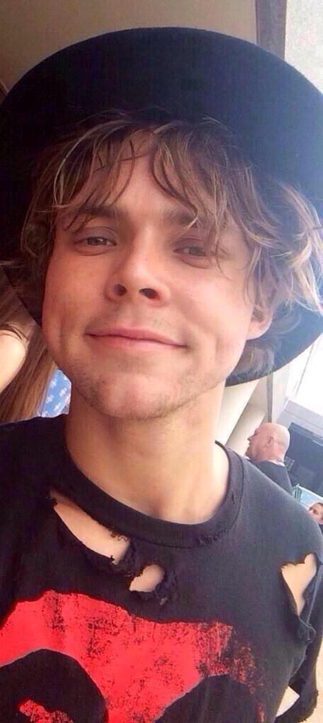 gigi_morada's tweet image. But Ashton is so perfect #vote5sos