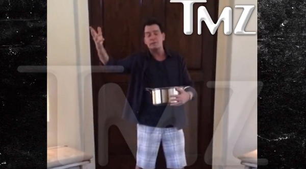 Linactif's tweet image. Charlie Sheen change complètement les règles du #IceBucketChallenge !  #CharlieSheen #ALS linactif.fr/charlie-sheen-…