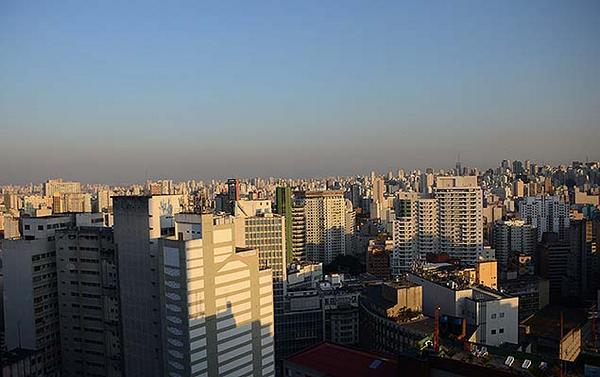 folha's tweet photo. SP terá queda de temperatura e melhor qualidade do ar nos próximos dias. http://t.co/PnkqOnnYzv http://t.co/427WIeG9vU