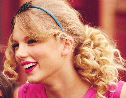crumpledupswift's tweet image. everytime I look at Taylor, I could still see that curly haired country girl.
