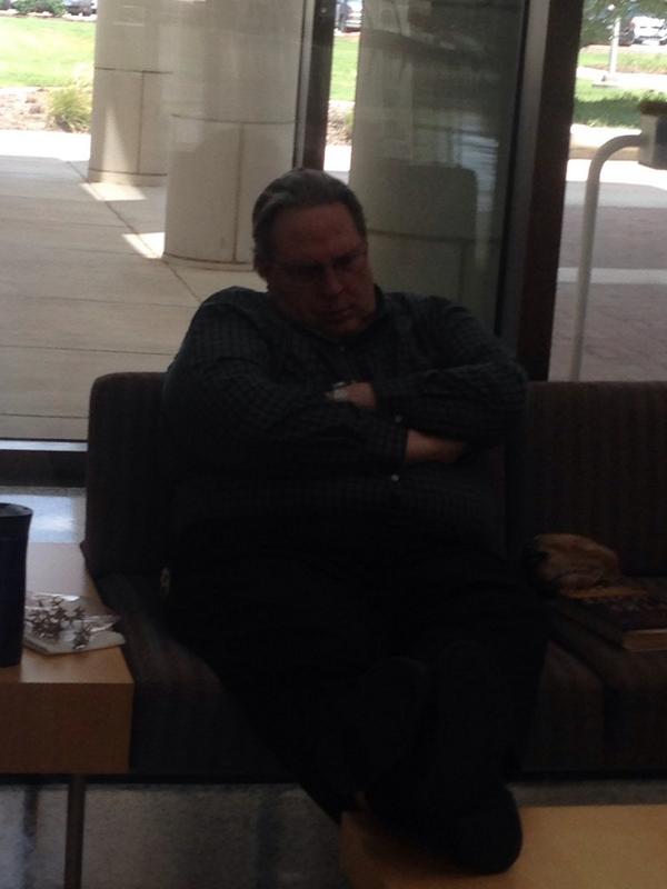 freesleepers's tweet photo. The lunch-sleeper. http://t.co/h5AvmXnA0C