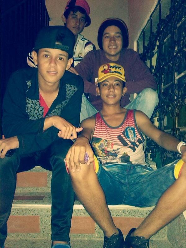 ivan_ivanyor's tweet photo. Con mis parceros vacilando la un rato http://t.co/KzmuJMfGPs