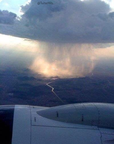TuiterHits's tweet photo. Así se ve llover desde un avión. IMPRESIONANTE http://t.co/5PgB7Np3pB