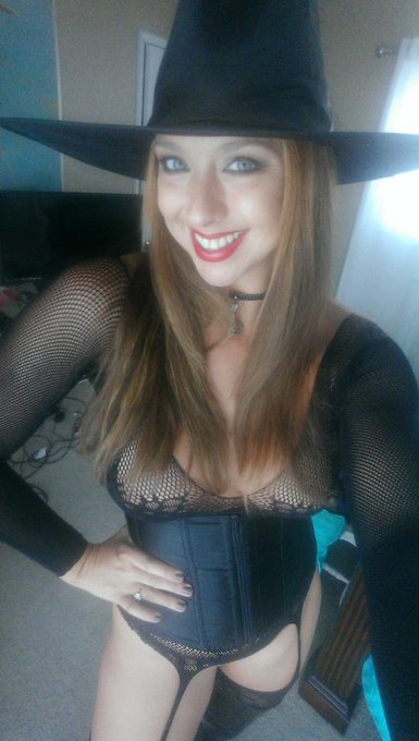 I think I make a great witch! http://t.co/WJqfEWOZrn<a href="/tag/footfetishfriday"class="tags"><span>#footfetishfriday</span></a>