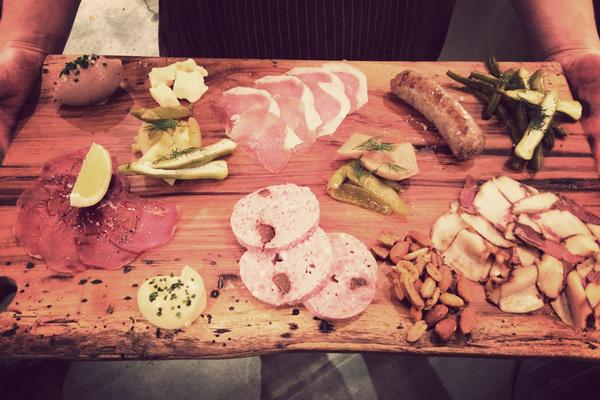 Fresh seafood. Killer charcuterie. And a huge selection of beer. Edmund's Oast in Charleston.
gallivant.com/scarf/edmunds-…