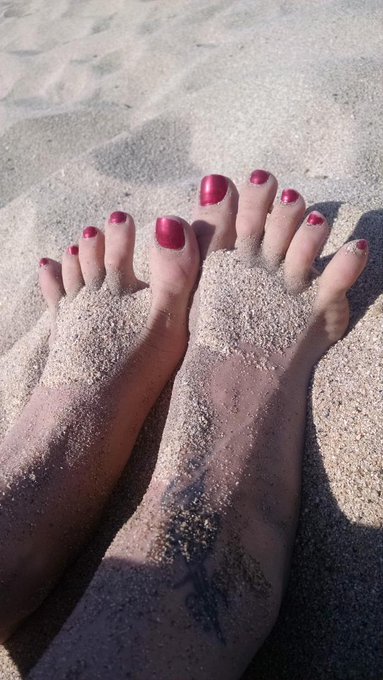 Toes in the sand. Feeling grand. Lick them clean... In your dreams. http://t.co/EOPW4RZmjf