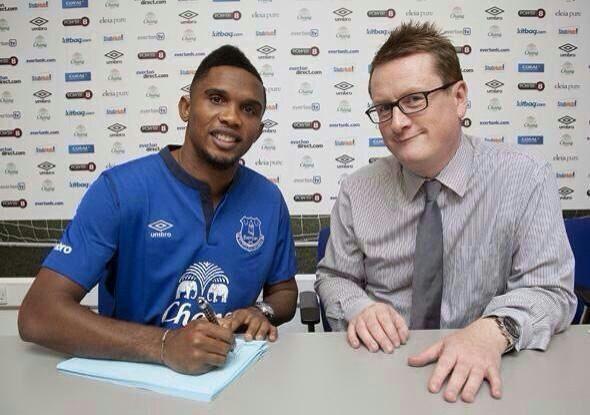 Eto'o, alongside the club secretary, seals Everton deal [via @everton]