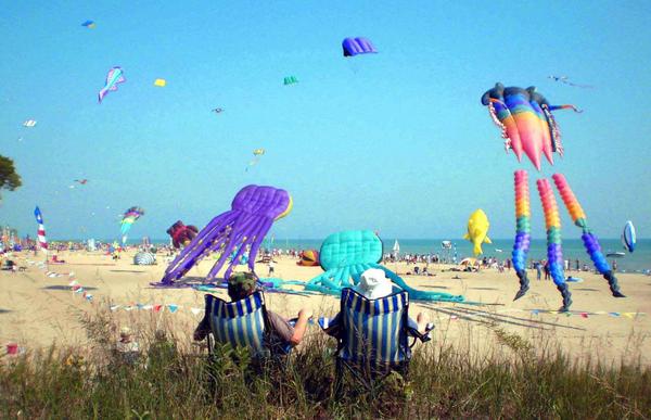 visit_manitowoc's tweet photo. Kites OverL ake Michigan is Aug 30 &amp; 31st at Neshotah Beach! Come to Two Rivers WI 4 the Midwest's biggest Kite Fest. http://t.co/AaIET9Zofh