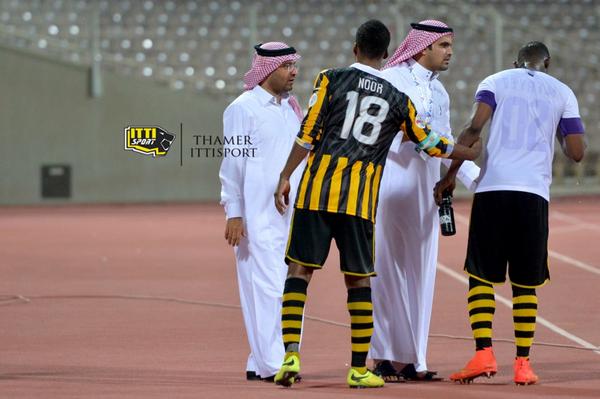 صور : بكاء اسامة المولد بعد المباراة ، ومواساته من قبل نور وحامد وابراهيم البلوي 💛 #الاتحاد