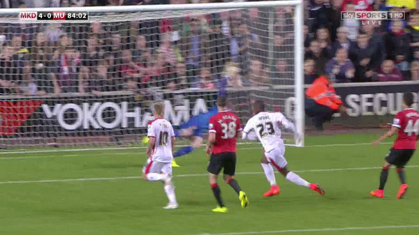 Afobe powers his way through #MUFC's beleaguered defence to make it 4-0! bit.ly/19uAVSM #CapitalOneCup