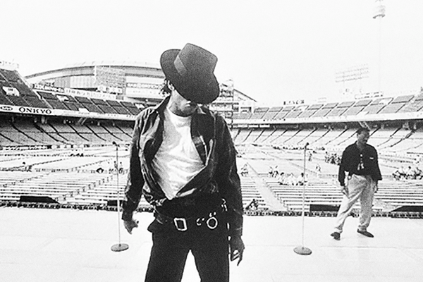 SheWasLovinMe's tweet photo. This tribute is fantastic! #MichaelJackson #KingOfPop #MJFam #Tribute ~> http://t.co/fkQR0pr8bY http://t.co/kQMX1HzIrw