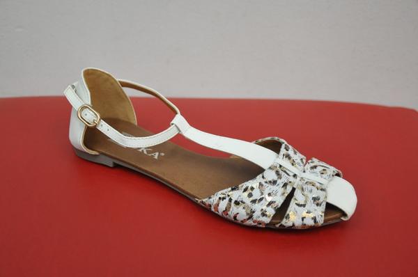 Mahones, 'basic top', tus sandalias de Di Morini y ¡listo! #Dimorinilover