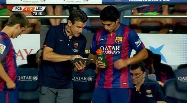 HaalandReport's tweet photo. A Luis Suárez le muestran el menú, perdón la alineación antes de entrar al campo de juego. ¡Ja! http://t.co/EfXWLxSQqL