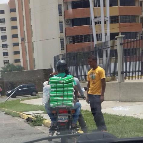 aguilanoticiasv's tweet photo. Moto placa AD3K1ZU saliendo de Kromi Mañongo con 6 Pañales... ¿A el no le aplica el racionamiento? ¿Bachaquero? #19J http://t.co/vzjTk8PZDm