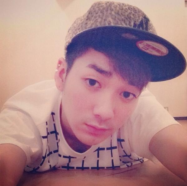 NUEST5Aron's tweet photo. 연습중... 함내자! http://t.co/UeYq506GBL