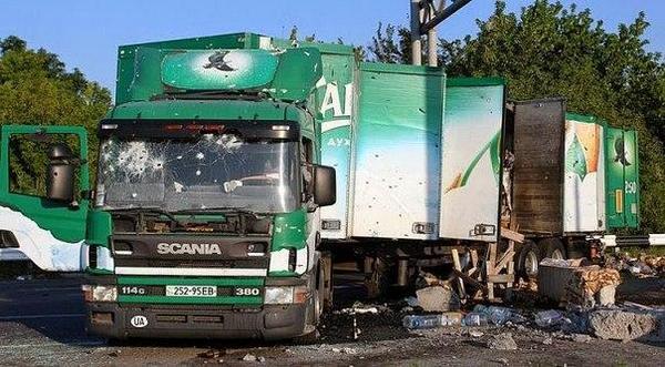 Расстрелянные боевиками Безлера продуктовые грузовики в Горловке. Продукты украдены мародерами.