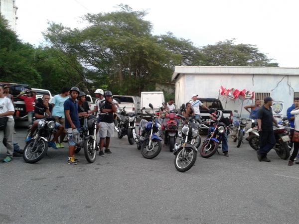 POLICUA1's tweet photo. se realizo operativo de motorizados, para la seguridad del municipio Rafael Urdaneta!! http://t.co/h7kfOFZ9nj