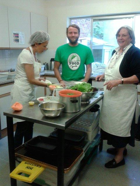 FoodCycleSalis's tweet photo. Some of today's team in action, creating starters of melon&orange salad #foodwaste #pantrypartner #chefs #nutritious http://t.co/d3MLYkbkZW