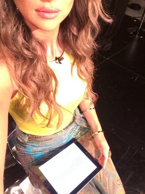 stephy_saliba's tweet photo. Shooting live 😁 #AghaniAghani  #stephymtv #stephyatwork http://t.co/5WsafXtMQe