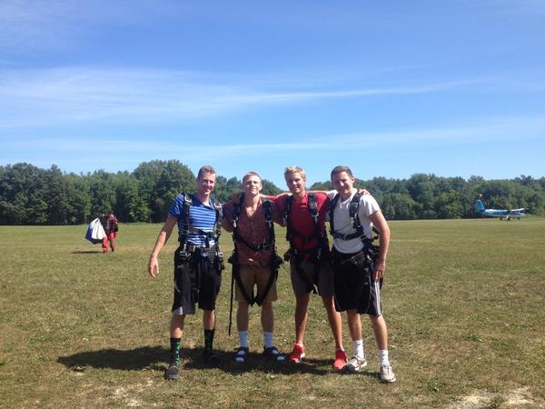 seanogden5's tweet photo. Neeed to be a skydive instructor #insaneexperience #toodope http://t.co/7OOm37Jm0E