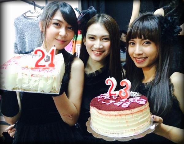 MelodyLaksani's tweet photo. Diapit sama yang ulang tahun hihihi🎉 wilujeng tepang taun, neng-neng geulis! @ricaJKT48 @veJKT48 http://t.co/FmkrlOKxQC