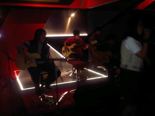 Di penghujung mlm hari ini ada penampilan dari <a href="/FinalRiot_/">Final Riot!</a> kereeeeeen raaaawk! <a href="/BlackspotBdg/">BLACKSPOT</a> #PARAMOREniteSOR