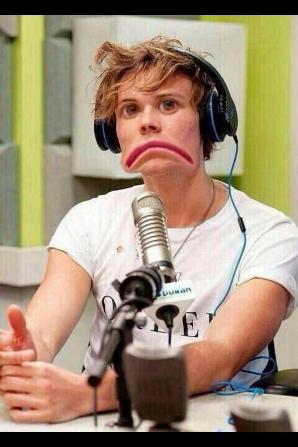 gigi_morada's tweet image. Me in school #vote5sos