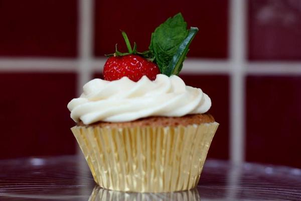 TheCupcake_Co's tweet photo. @PimmsGB How about a Pimm's Cupcake? http://t.co/VJLYsMTUv1