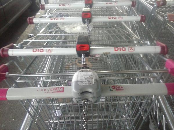 iturriamikel2's tweet photo. Que alguien me explique xq hay carros del eroski en dia? http://t.co/7eEHmad4q7