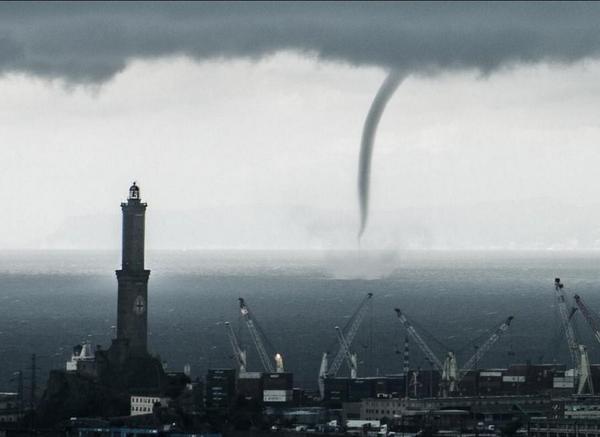 "Tromba d'aria a #Genova: di Elisabetta Brian genova.repubblica.it/cronaca/2014/0… via @repubblicait" <a href="/paolomantovan/">paolo mantovan</a> cc <a href="/free_lr/">FERnAndo</a> ;)