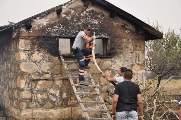 Tunceli'de çıkan Yangını AFAD ve İtfaiye ekipleri yardımı ile can kaybı olmadan södürüldü.