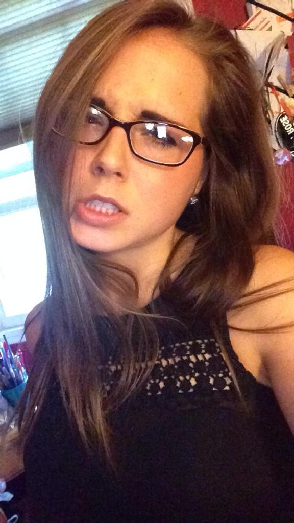 lindsey_ryan's tweet photo. #KimRyan "@nikkayyy_14: #glasses #studious #socollege http://t.co/YGOXHgs8dhβ