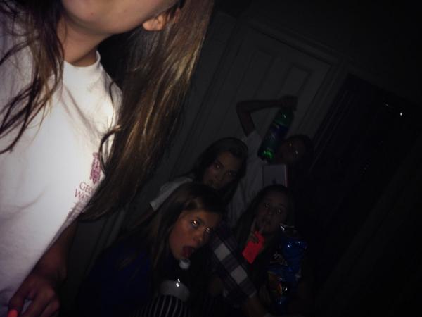 ellliewatt's tweet photo. REUNITED👭💗🐝 #Ybwt http://t.co/BIF3KORVNh