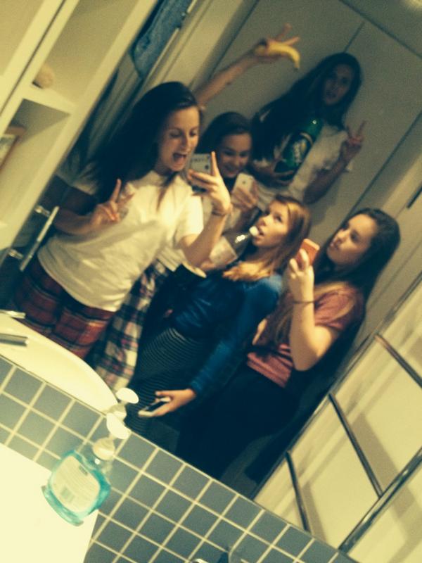ellliewatt's tweet photo. REUNITED👭💗🐝 #Ybwt http://t.co/BIF3KORVNh