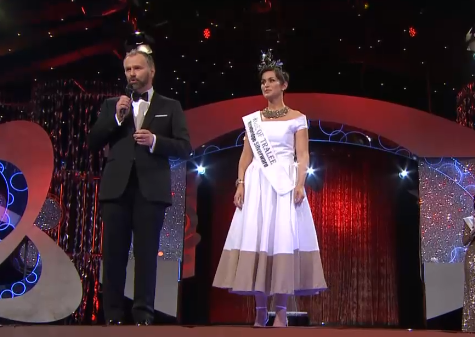 dailyedge's tweet photo. The Philadelphia Rose has been crowned the 2014 Rose of Tralee. Isn't she LOVELY? http://t.co/NFqRdM4XSE #rot http://t.co/kqvk9vcQtp