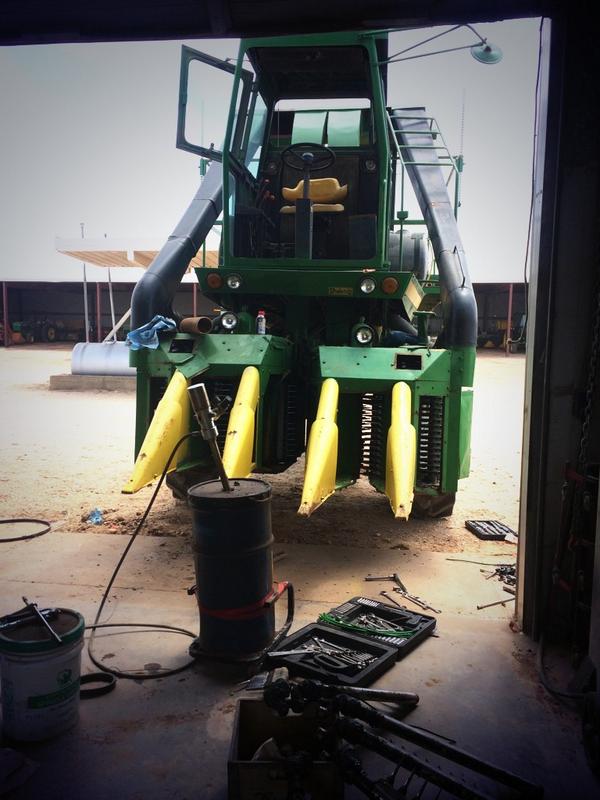 ASAP_Rosssy's tweet photo. Fixing up our JD green cotton pickin machine. #FixEmUp #Harvest2014 #ReasonsWhyILoveMyJob http://t.co/wO8n8PWqMW