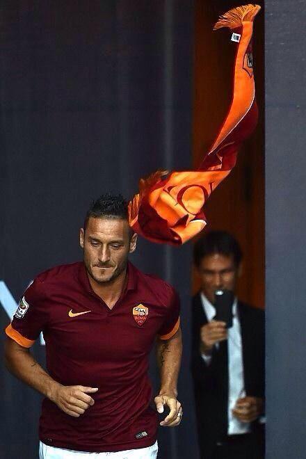 angelomangiante's tweet photo. Open Day. La sciarpa verso #Totti da un tifoso. #Garcia che riprende la scena. Una foto che vale più di mille parole http://t.co/7TH30Fpl2l