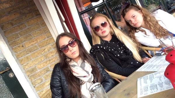 lachuhmetthomas's tweet photo. Drinken eb likken dat is de motto. Nu gaan we weer lachuhhhh #lachuhhhh #koudelachuhzelfjedeelhansengrietje http://t.co/RSwZVB567Q
