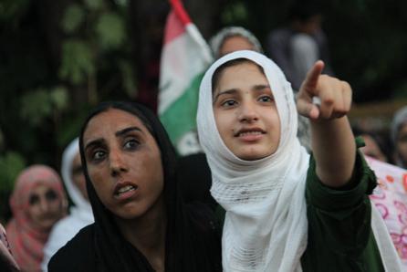 mahwashajaz_'s tweet photo. 😜"@arsched: Excited #PAT workers in #InquilabMarch #InqilabMarchWithDrQadri #Islamabad #Pakistan http://t.co/vZXnT8C200"