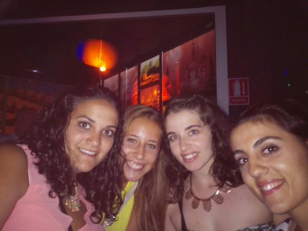 11Lokeras's tweet photo. Noche perfecta con ellas @RosaMCM17  @TaniaaC #losalcázares #playa http://t.co/ore514dMLn