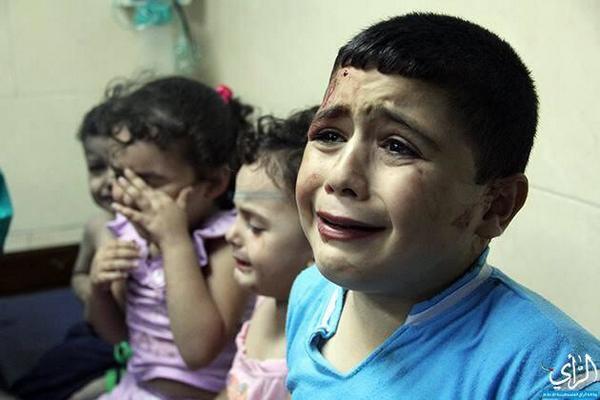 khawajaNNInews's tweet image. The injured that just arrived to the hospital from Israeli attacks in #Gaza Strip. 
#SupportForGaza
 #PrayForGaza http://t.co/ZQslKLEBKh"