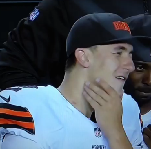 HeatherDThomas1's tweet photo. I think Manziel flipped the finger so nobody would notice the hicky. #Wellplayed #JohnnyMiddleFinger http://t.co/MdjdvcJ0te