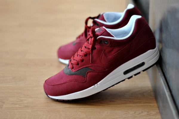 PostBadC's tweet photo. #PostBadNike Nike rouge bordeaux ! #Rt & #fav http://t.co/rn5GQ46JkB