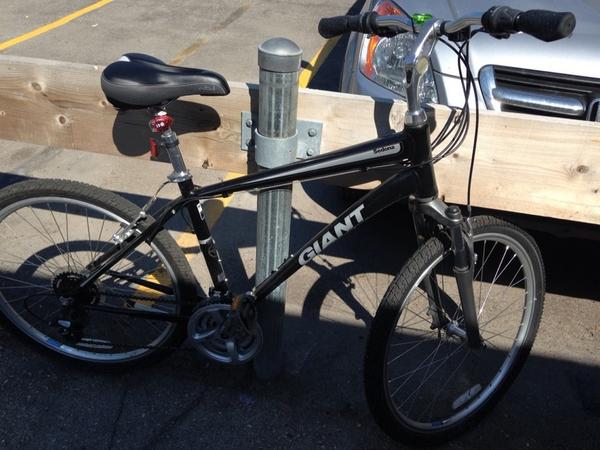 GrahamMosimann's tweet photo. #Winnipeg, keep an eye out for this black Giant Sedona Bike! Green headlight, pink tail. http://t.co/w6YHWUYIwX @WpgBikeAlerts @BikeWinnipeg