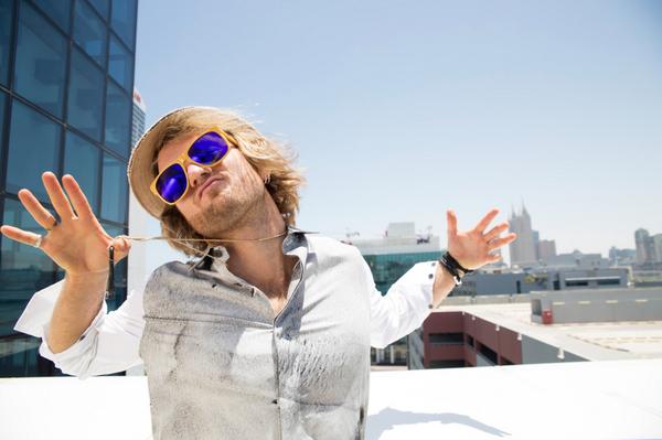 rollingstoneme's tweet photo. 10 songs "inspired by NYC in the sunshine" from @timhassallmusic: http://t.co/o76H6NwpVv #RSMEPlaylistSpecial http://t.co/w6nx60F3fc